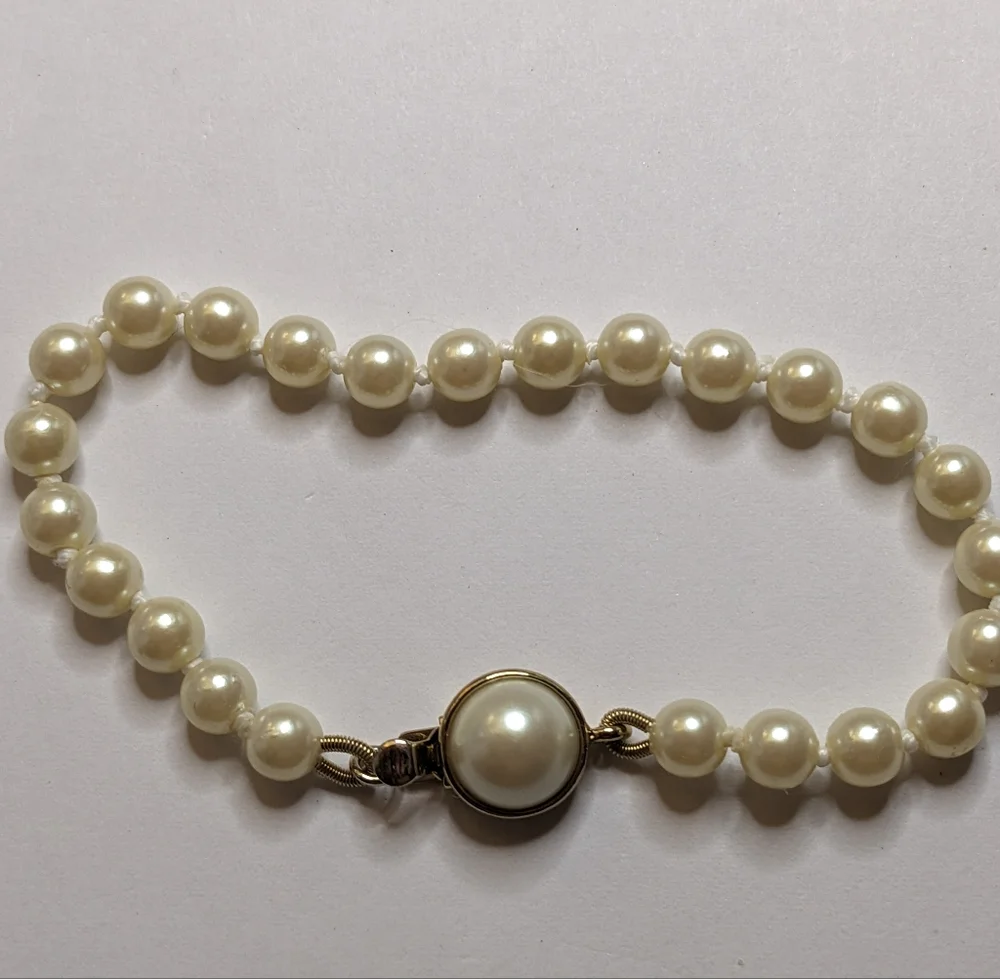 Vintage CAROLEE Faux Pearl Bracelet‎ – Gold-Tone Box Clasp - Picture 2 of 6
